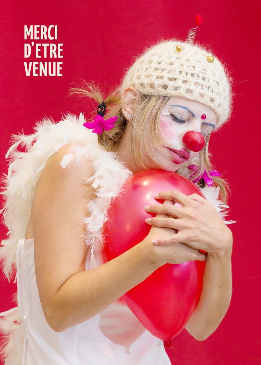 Anabelle lors d'un spectacle avec des ballons rouges